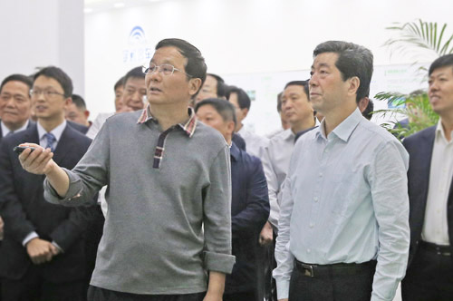 4月21日下午，省长陈润儿一行莅临宇通新能源工厂视察调研。